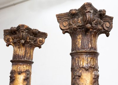 Pair of antique columns in gilded and carved wood. Italy, early 18th century.