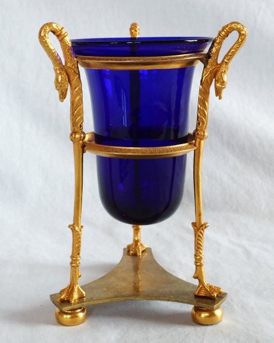 Vaso ateniese del periodo impero, bronzo dorato e cristallo blu, decorazione a collo di cigno