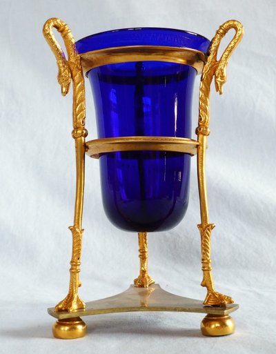 Vaso ateniese del periodo impero, bronzo dorato e cristallo blu, decorazione a collo di cigno