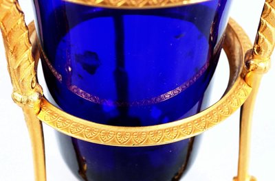 Vaso ateniese del periodo impero, bronzo dorato e cristallo blu, decorazione a collo di cigno