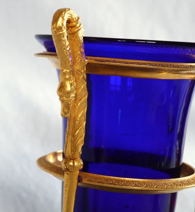 Vaso ateniese del periodo impero, bronzo dorato e cristallo blu, decorazione a collo di cigno