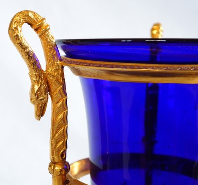 Vaso ateniese del periodo impero, bronzo dorato e cristallo blu, decorazione a collo di cigno