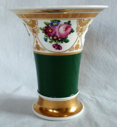 Polychrome and gilded Paris porcelain cornet vase - Empire Restoration period