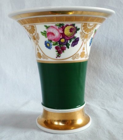 Polychrome and gilded Paris porcelain cornet vase - Empire Restoration period