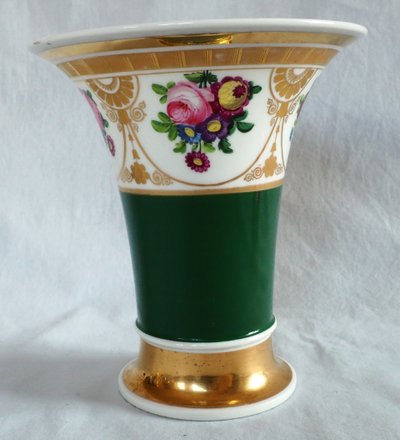 Polychrome and gilded Paris porcelain cornet vase - Empire Restoration period