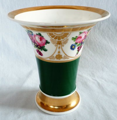 Polychrome and gilded Paris porcelain cornet vase - Empire Restoration period