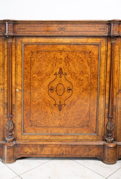 Englisches viktorianisches Sideboard aus Wurzelnussholz mit Ahorneinlagen.