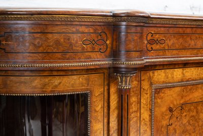 Englisches viktorianisches Sideboard aus Wurzelnussholz mit Ahorneinlagen.