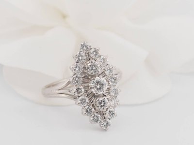 Marquise ring in white gold and 1.20ct diamonds