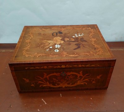 Jewelry box