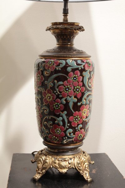 Earthenware lamp with flower motifs, bronze and brass frame, early 20th century