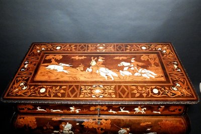 Italian chest of drawers with hunting scenes - Lombardy, 18th century