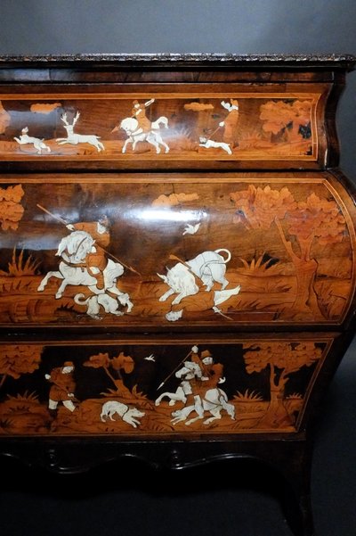 Italian chest of drawers with hunting scenes - Lombardy, 18th century