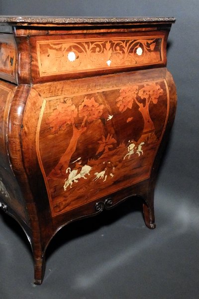 Italian chest of drawers with hunting scenes - Lombardy, 18th century