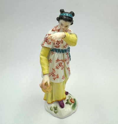 Meissen - Femme Japonaise Avec Une Cloche