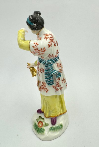 Meissen - Femme Japonaise Avec Une Cloche