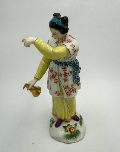 Meissen - Femme Japonaise Avec Une Cloche