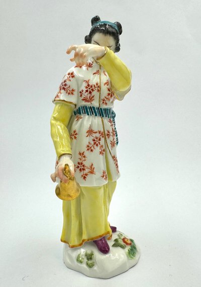 Meissen - Femme Japonaise Avec Une Cloche