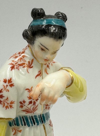 Meissen - Femme Japonaise Avec Une Cloche