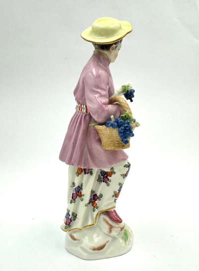 Meissen -  Femme Japonaise Avec Panier à Raisins