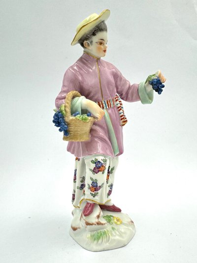 Meissen -  Femme Japonaise Avec Panier à Raisins