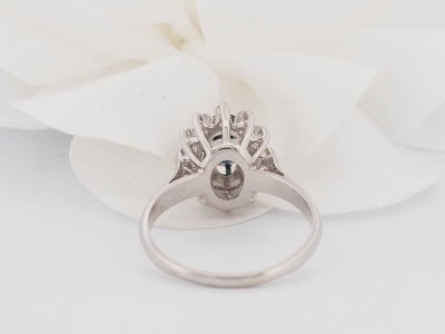 Daisy ring in white gold, oval sapphire and diamonds