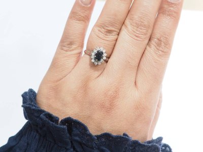 Daisy ring in white gold, oval sapphire and diamonds