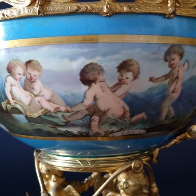 Imposing Louis XVI centerpiece cup in porcelain and gilded bronze, 19th century.