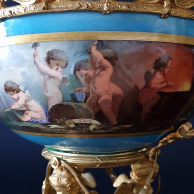 Imposing Louis XVI centerpiece cup in porcelain and gilded bronze, 19th century.