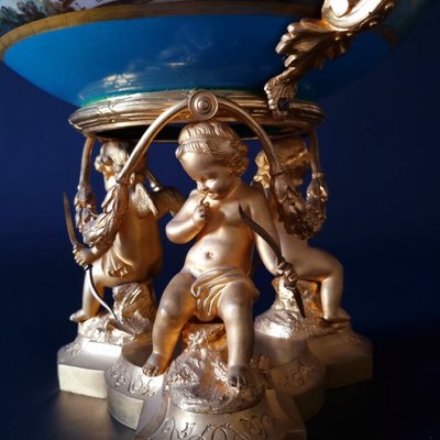 Imposing Louis XVI centerpiece cup in porcelain and gilded bronze, 19th century.