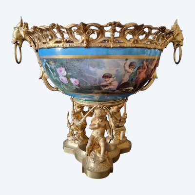 Imposing Louis XVI centerpiece cup in porcelain and gilded bronze, 19th century.