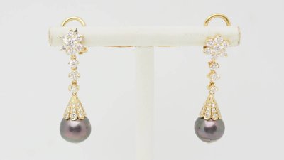 Yellow gold earrings, diamonds and Tahitian pearls