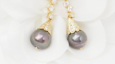 Yellow gold earrings, diamonds and Tahitian pearls