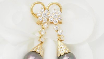 Yellow gold earrings, diamonds and Tahitian pearls