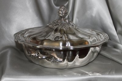 Covered vegetable dish in silver metal with decoration of nets and artichokes, Louis XV style, 20th century