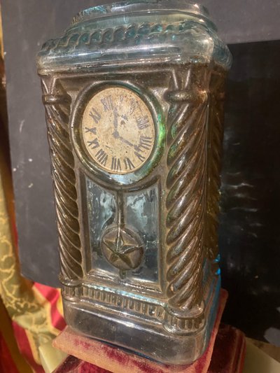 Rare bouteille en verre moulé é l'imitation d'une pendule rehaussée de peinture Epoque Napoléon III