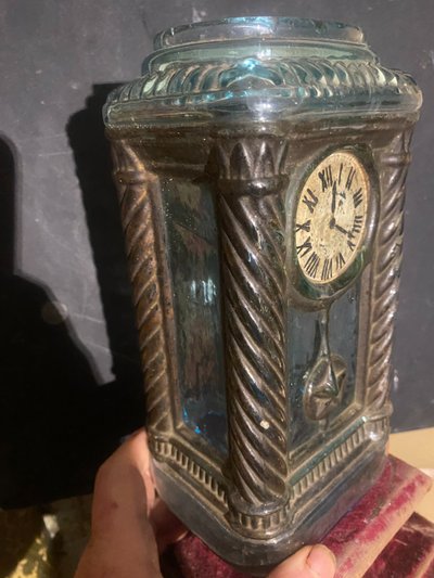 Rare bouteille en verre moulé é l'imitation d'une pendule rehaussée de peinture Epoque Napoléon III