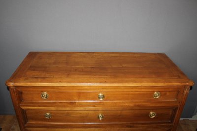 Louis XVI chest of drawers in walnut from the late 18th century