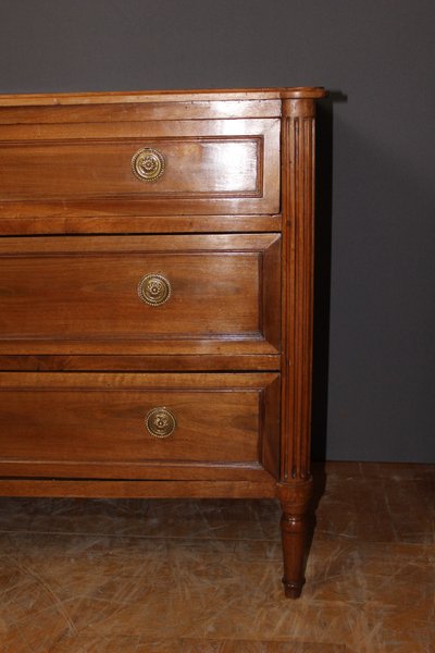 Louis XVI chest of drawers in walnut from the late 18th century