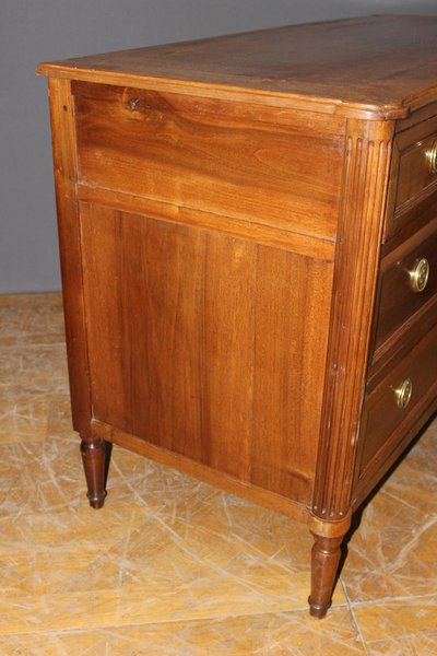 Louis XVI chest of drawers in walnut from the late 18th century