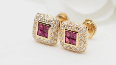 Luxury earrings in yellow gold, rubies and diamonds