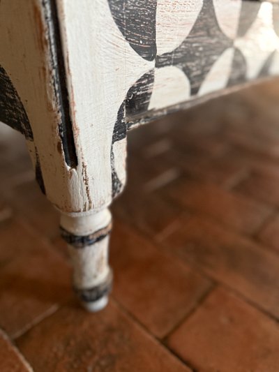 Louis XVI chest of drawers dating from the late 18th century with patina and painted shapes