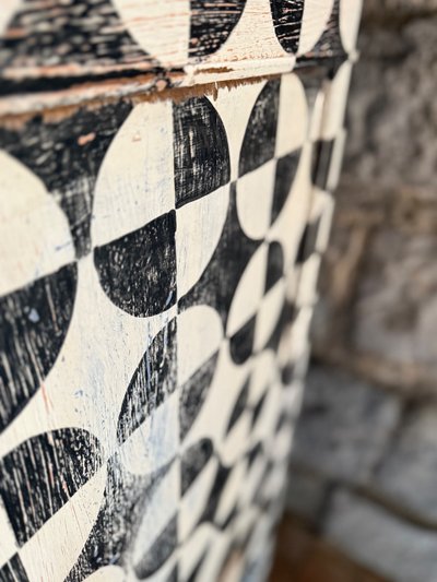 Louis XVI chest of drawers dating from the late 18th century with patina and painted shapes