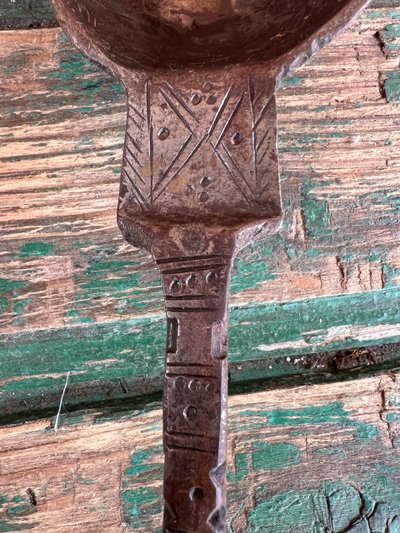 Large antique spoon in wrought iron - 41 cm - Engraved decoration