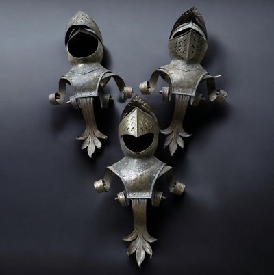 Trois Casques Heaume Médiéval Montés En Appliques vers 1950 - armure chevalier - H 70 cm