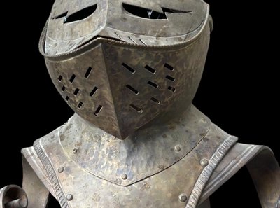 Trois Casques Heaume Médiéval Montés En Appliques vers 1950 - armure chevalier - H 70 cm