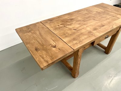 Small extendable farm table