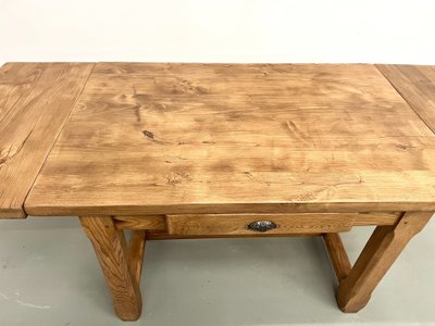 Small extendable farm table