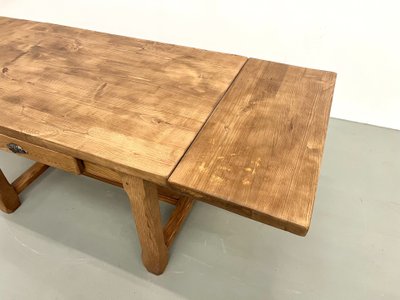 Small extendable farm table