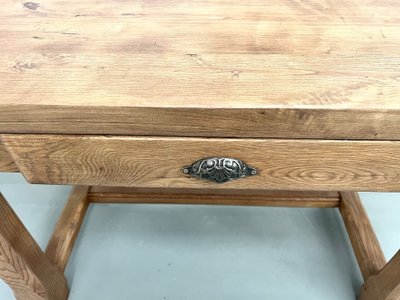 Small extendable farm table